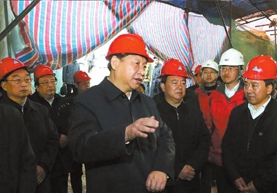 昨天，習(xí)近平在甘肅東鄉(xiāng)察看滑坡重建現(xiàn)場。新華社發(fā)